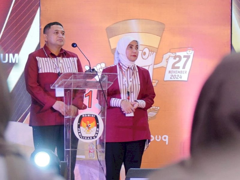 Pasangan calon Wali Kota dan Wakil Wali Kota Makassar, nomor urut 01, Munafri Arifuddin-Aliyah Mustika Ilham (MULIA) saat hadir forum debat kandidat yang diselenggarakan KPU di Hotel Four Points by Sheraton, Jalan Andi Djemma, Makassar, Rabu (13/11/2024). @Jejakfakta/Istimewa