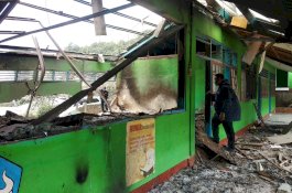 Erupsi Gunung Lewotobi: 42 Sekolah Terdampak, Anak-anak Terpaksa Belajar di Tenda