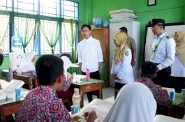 Wapres Gibran Tinjau Simulasi Makan Bergizi Gratis di Maros