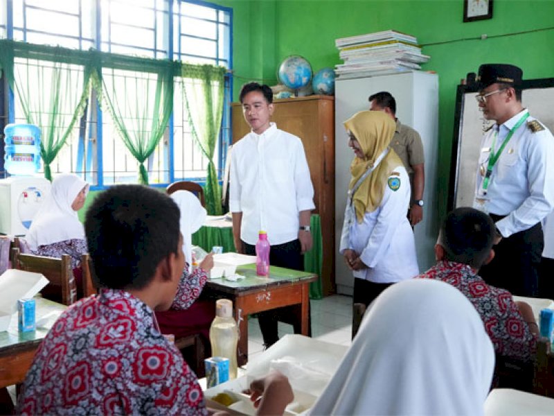 Wakil Presiden (Wapres) Republik Indonesia (RI), Gibran Rakabuming Raka, melakukan peninjauan simulasi makan bergizi gratis di SDN 103 Inpres Hasanuddin, di Kecamatan Mandai, Kabupaten Maros @Istimewa
