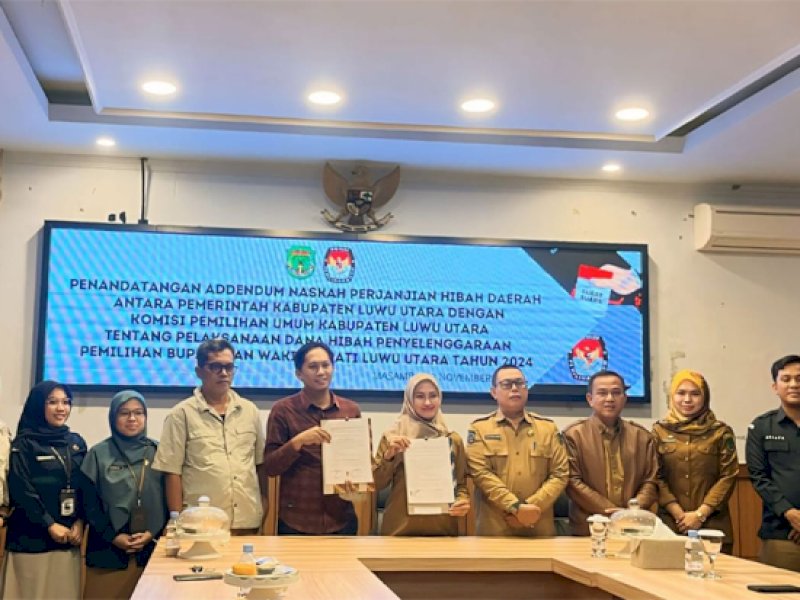 KPU bersama Pemkab Luwu Utara melakukan penandatanganan adendum di Kantor Bupati Luwu Utara, Selasa (12/11/2024) malam. @Jejakfakta/Istimewa