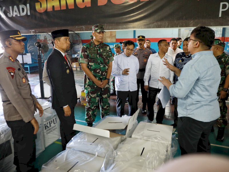 Pjs Wali Kota Makassar, Andi Arwin Azis tinjau gudang logistik KPU, yang terletak di Jalan Inspeksi Kanal Borong, Jumat (15/11/2024). @Jejakfakta/dok. Istimewa