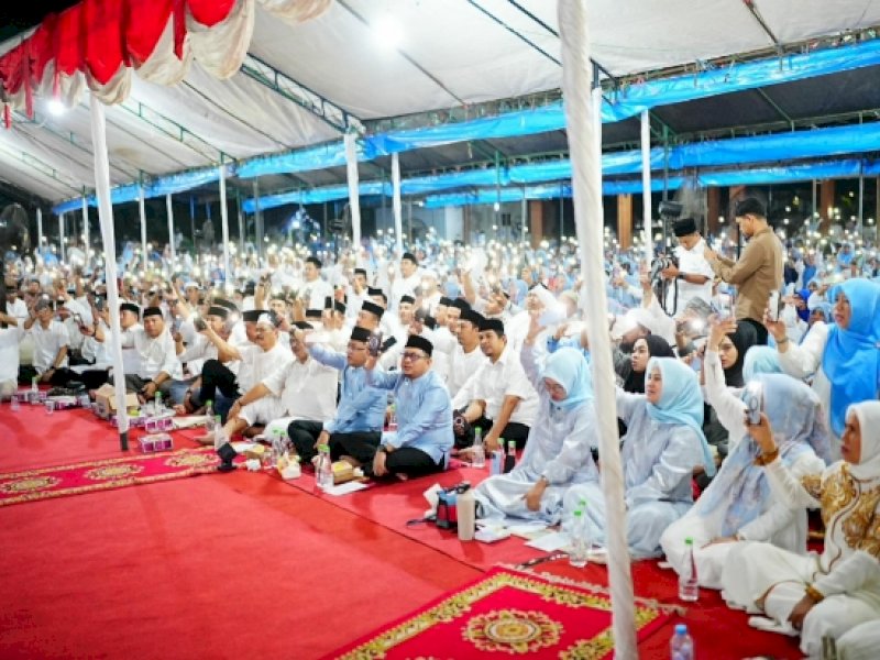 Paslon Bupati dan Wakil Bupati Gowa nomor urut 2, Husniah Talenrang - Darmawangsyah Muin (Hati Damai) hadir bersama dengan ribuan masyarakat Gowa di acara Dzikir dan Doa menyambut Hari Jadi Gowa,  di Ruang Terbuka Hijau (RTH) di Pelataran Masjid Agung Syekh Yusuf, Kamis (14/11) malam. @Jejakfakta/Istimewa