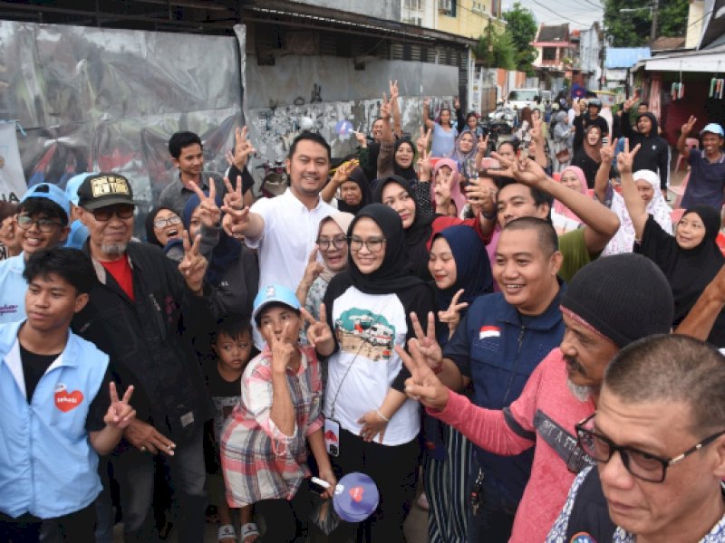 Andi Seto Asapa-Rezki Mulfiati Lutfi menemui warga di Jalan Baji Ateka, Kelurahan Baji Mappakasunggu, Kecamatan Mamajang, Jumat (15/11/2024). @Jejakfakta/Istimewa
