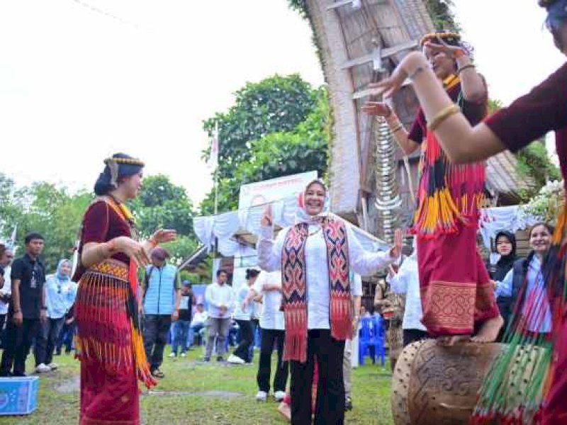 Calon wakil gubernur Sulawesi Selatan (Sulsel) nomor urut 2, Fatmawati Rusdi, kini resmi bergabung dalam garis keluarga besar Toraja Utara (Torut) dengan menyandang gelar kehormatan Banne Rara. @Jejakfakta/Istimewa