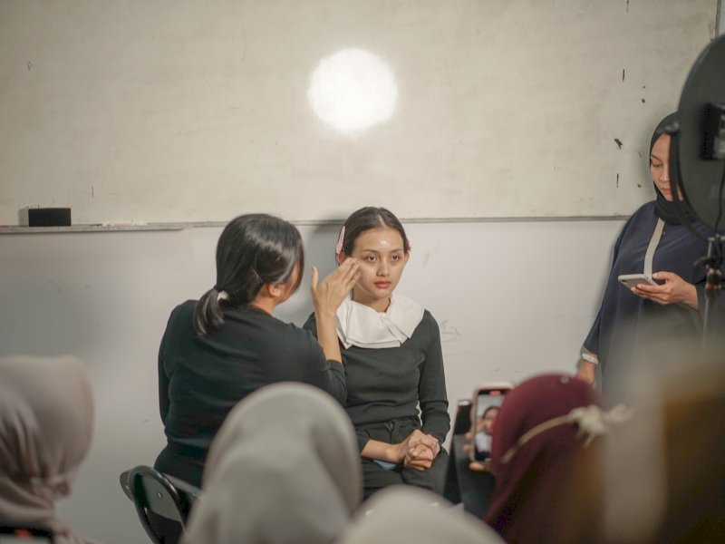 Workshop atau pelatihan Makeup Artist (MUA) dengan tema 'Ready, Set, Glow! Belajar Menjadi MUA'. @Jejakfakta/Istimewa