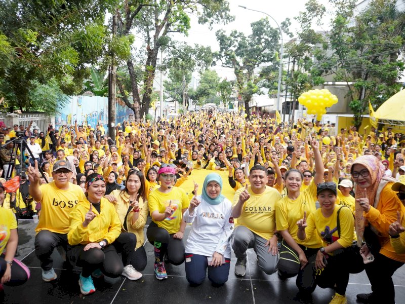 Senam sehat massal Golkar bersatu, dalam rangka Hut partai Golkar ke-60 di pelataran Kantor DPD II Golkar Kota Makassar, Jl. Lasinrang Makassar, Sabtu (16/11/2024) pagi. @Jejakfakta/Istimewa