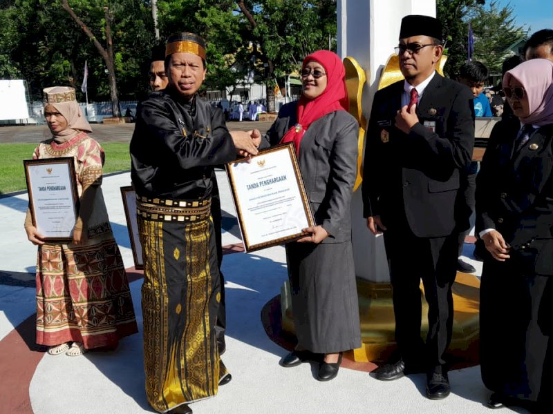 Dinas Kesehatan Kabupaten Pangkep meraih sejumlah penghargaan di Hari Kesehatan Nasional 60 Tahun yang diserahkan langsung di rumah jabatan Gubernur Sulawesi Selatan, Jumat (15/11/2024) kemarin.&nbsp;@Jejakfakta/Istimewa