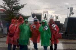 Meski Diguyur Hujan, Pendukung Pasangan 'Mulia' Tak Urung Semangat Ramaikan Kampanye Akbar