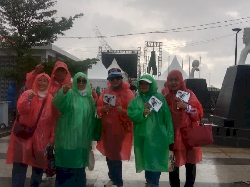  Meski diguyur hujan, para pendukung tak kurung semangat memeriahkan kampanye akbar pasangan calon Wali Kota-Wakil Wali Kota Makassar, Munafri Arifuddin-Aliyah Mustika Ilham (MULIA) yang dilaksanakan di CPI Makassar, Rabu (20/11/2024). @Jejakfakta/Samsir