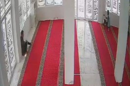 Pelaku Pencurian Kotak Amal Masjid Megarezky Gowa Terekam CCTV