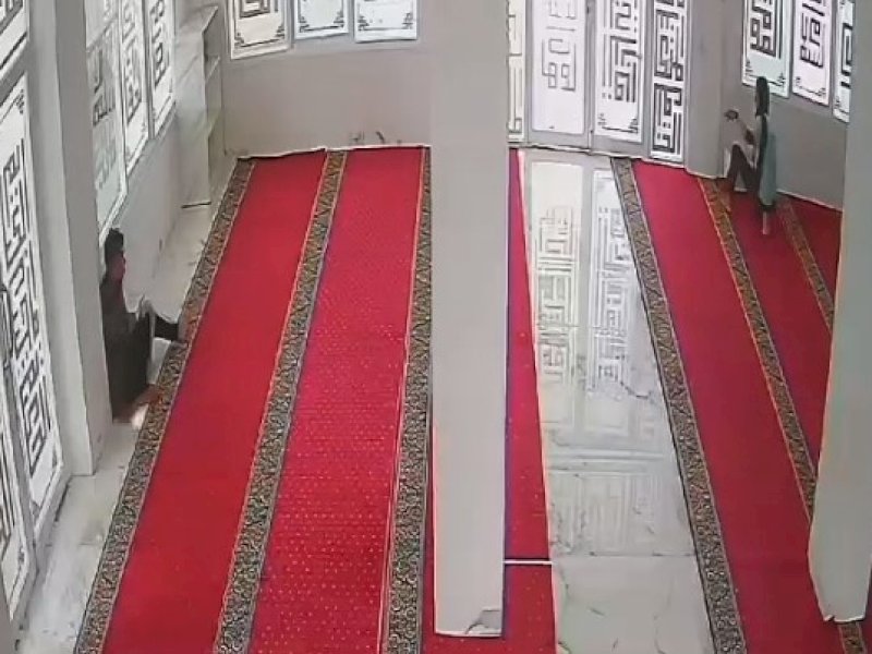 Dua orang yang tidak dikenal terekam CCTV Masjid mengambil isi Kotak Amal pada Kamis 14 November 2024, sekitar pukul 09.30 Wita. @Jejakfakta/Tangkapan Layar