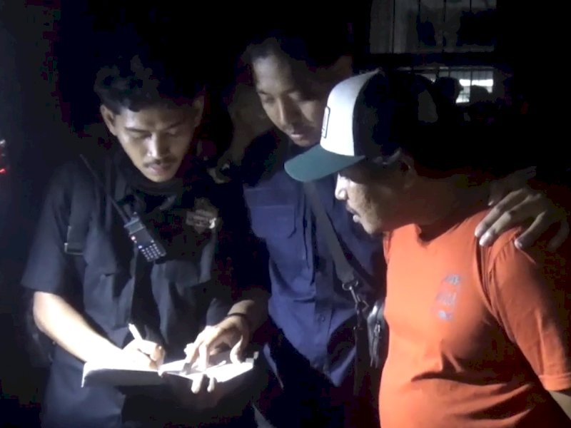 Salah satu Timses Paslon Calon Kepala Daerah Kabupaten Luwu Timur, Sulawesi Selatan, ditangkap aparat gabungan saat menggelar razia di sejumlah Tempat Hiburan Malam (THM) di Kota Makassar, Minggu (17/11/2024). @Jejakjfakta/Istimewa