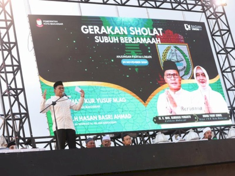 Wali Kota Makassar, Moh Ramdhan Pomanto, memberikan sambutan usai  Salat Subuh Berjamaah di anjungan Pantai Losari, Minggu, (24/11/2024). @Jejakfakta/dok. Humas Pemkot Makassar
