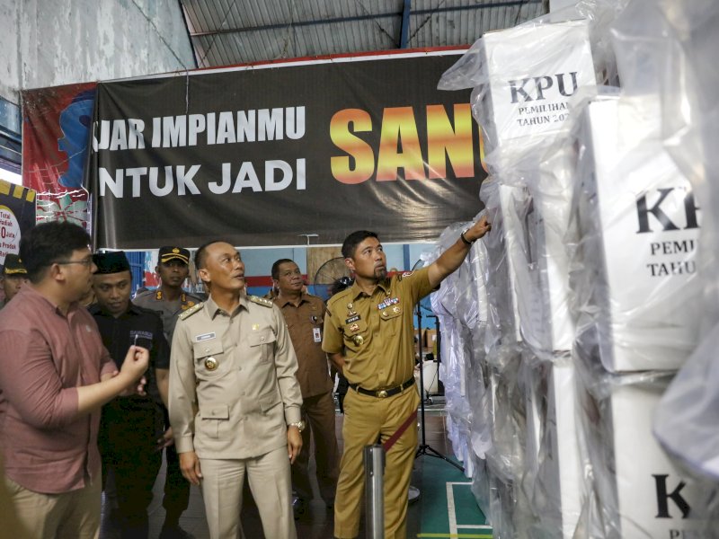 Pjs Wali Kota Makassar, Andi Arwin Azis, bersama Pj Gubernur Sulawesi Selatan (Sulsel) Zudan Arif Fakhrulloh meninjau gudang logistik Komisi Pemilihan Umum (KPU) yang terletak di Jalan Inspeksi Kanal Borong, Makassar, pada Senin (19/11/2024). @Jejakfakta/Istimewa