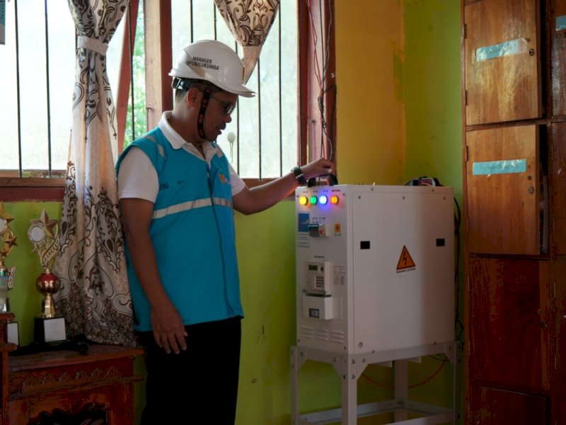 Manager PLN UP3 Bulukumba, Agus Priyanto tengah mengecek box kWh meter (program SuperSUN) di Pulau Liukang Loe, Kabupaten Bulukumba. @Jejakfakta/Istimewa