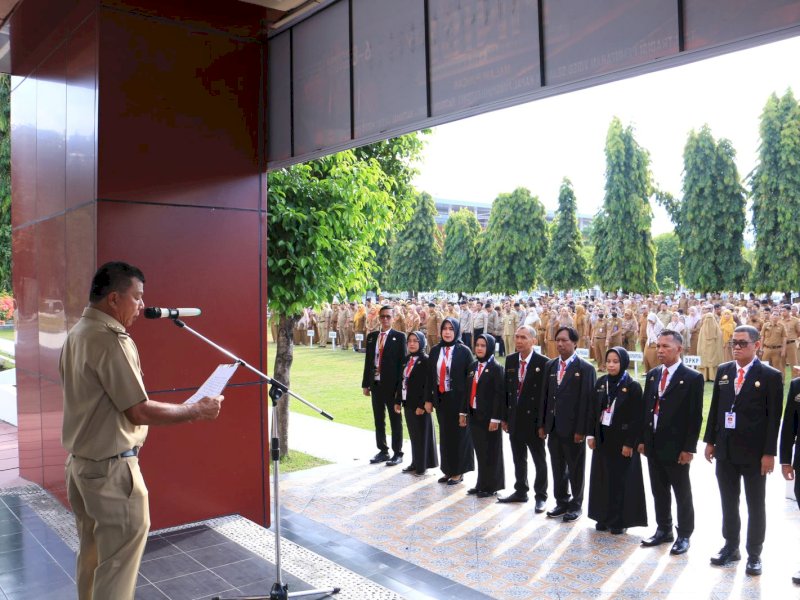 Andi Muchtar Ali Yusuf memimpin Apel Gabungan OPD Lingkup Pemda Bulukumba di halaman Kantor Bupati Bulukumba, Senin (25/11/2024). @Jejakfakta/Istimewa