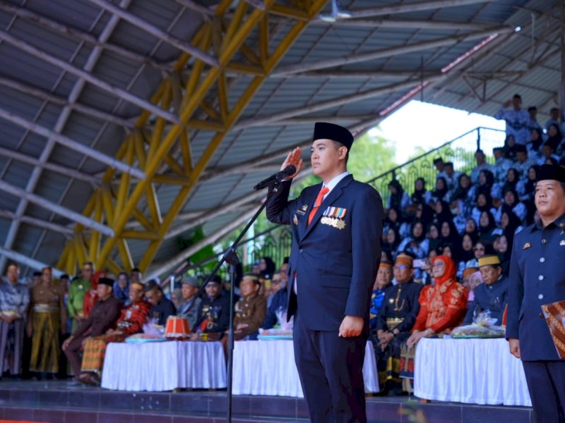 Bupati Pangkep, Muhammad Yusran Lalogau (MYL) menjadi inspektur upacara (Irup) peringatan Hari Kesehatan Nasional (HKN) dan HUT ke-79 Persatuan Guru Republik Indonesia (PGRI) di lapangan alun-alun Citra Mas, Pangkajene, Senin (25/11/2024). @Jejakfakta/Istimewa