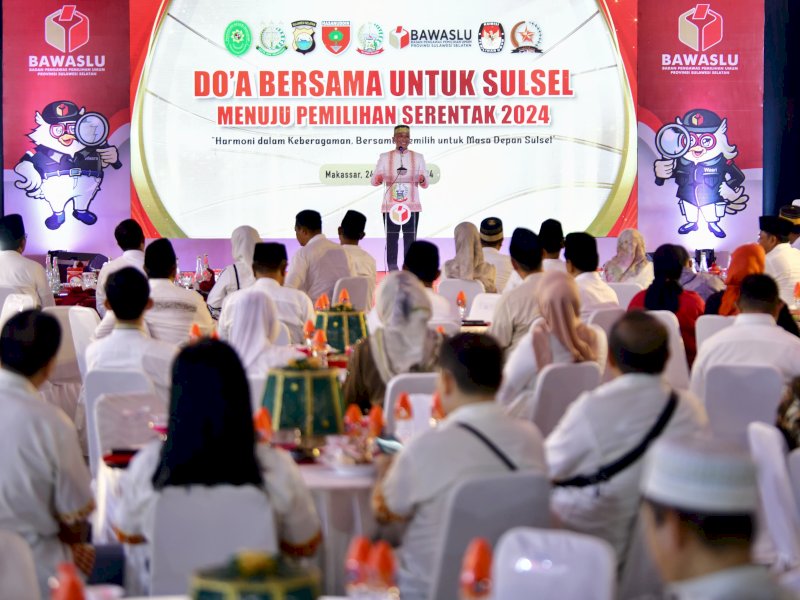 Penjabat Gubernur Sulsel, Zudan Arif Fakrulloh saat memberikan sambutan 
menginisiasi doa bersama yang dihadiri berbagai elemen masyarakat serta tokoh lintas agama di Rumah Jabatan Gubernur Sulsel, Minggu (24/11/2024). @Jejakfakta/Istimewa