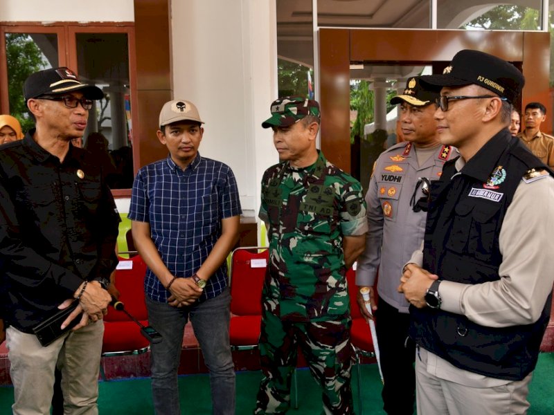 Pj Gubernur Sulsel, Zudan Arif Fakrulloh bersama Forum Komunikasi Pimpinan Daerah (Forkompinda) Sulsel, meninjau Tempat Pemungutan Suara (TPS) sehari jelang pencoblosan. @Jejakfakta/Istimewa 
