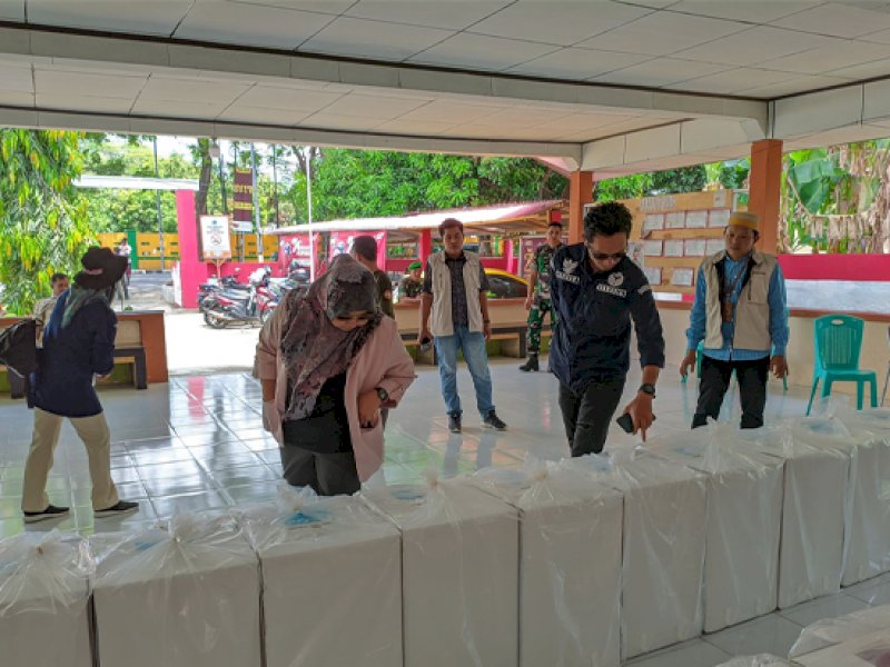 Bawaslu Bantaeng bersama jajaran menghadiri acara pelepasan distribusi logistik Pilkada 2024 yang digelar di Kantor KPU Bantaeng pada Selasa (26/11/2024). @Jejakfakta/Dok. Bawaslu Bantaeng
