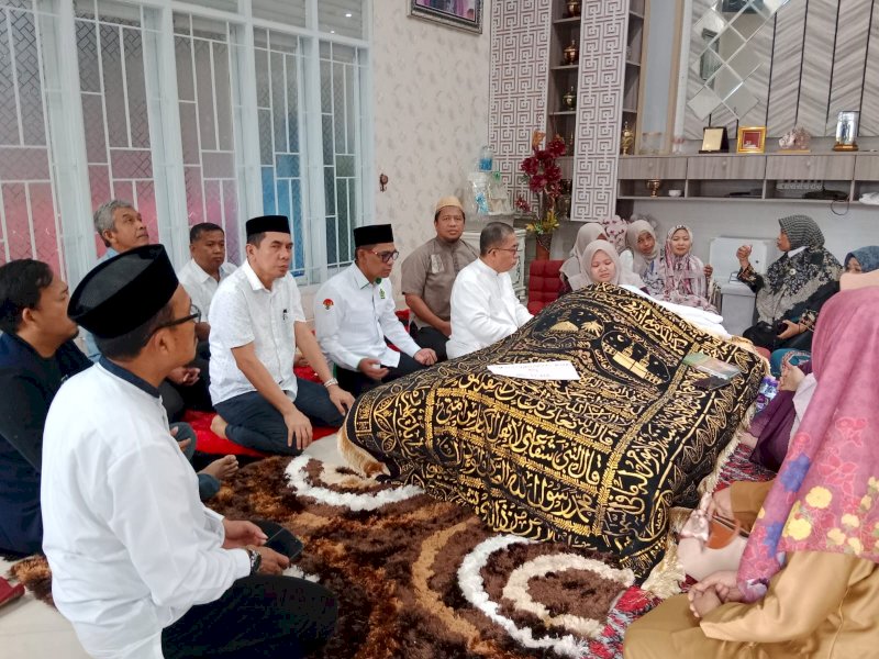 Kakanwil Kemenag Prov. Sulsel H. Muh. Tonang, melayat ke rumah duka di Jalan Sultan Alauddin Makassar, Selasa (26/11/2024). @Jejakfakta/Istimewa