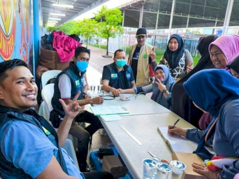 Tim Dokter-Medis Andalan Hati melakukan pemeriksaan kesehatan gratis di Posko Induk Andalan Hati, Jl. Urip Sumoharjo, Makassar. @Jejakfakta/Istimewa