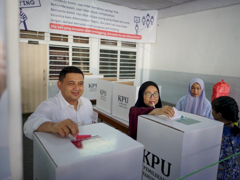 Calon Wali Kota Makassar nomor urut 1, Munafri Arifuddin menyalurkan hak suaranya bersama istrinya, Melinda Aksa di TPS 02 Kelurahan Sawerigading sekira pukul 08.50 Wita, Rabu (27/11/2024). @Jejakfakta/Istimewa