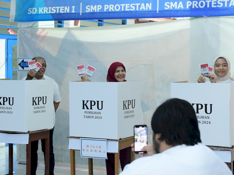 Calon Wakil Wali Kota Makassar nomor urut 1, Aliyah Mustika Ilham menggunakan hak pilihnya di TPS 001, Jalan Sungai Saddang Lama Nomor 2, Kelurahan Mangkura, Kecamatan Ujung Pandang, Rabu (27/11/2024). Aliyah didampingi sang suami yang juga Ketua Tim Pemenangan Munafri-Aliyah, Ilham Arief Sirajuddin (IAS). @Jejakfakta/Istimewa