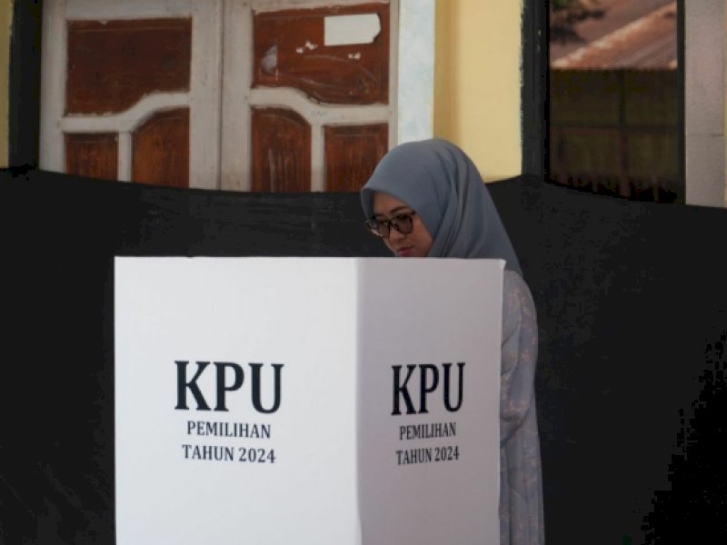 Calon Bupati Gowa nomor urut 2, Hj Sitti Husniah Talenrang, menggunakan hak pilihnya di TPS 05, Desa Manjapai, Kecamatan Bontonompo, Rabu (27/11/2024). @Jejakfakta/Istimewa