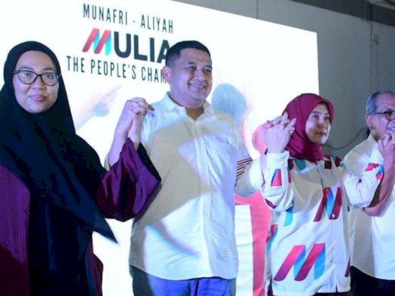 Munafri Arifuddin-Aliyah Mustika Ilham (MULIA) didampingi Melinda Aksa dan Ilham Arief Sirajuddin kala deklarasi kemenangan Pilwali Makassar di Posko Induk Pemenangan MULIA, Jl AP Pettarani Makassar, Rabu (27/11/2024) malam. @Jejakfakta/Istimewa