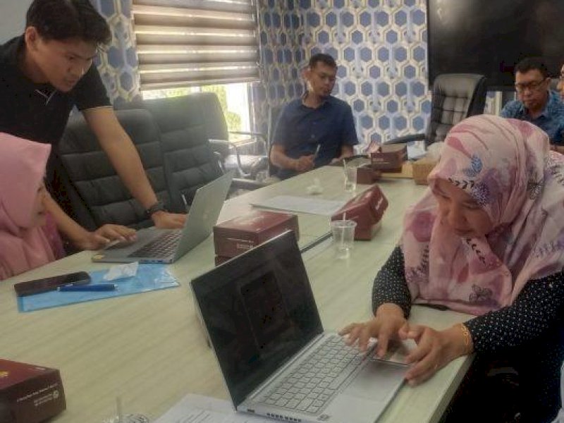 Jumat (1/11/2024), Kominfo Makassar melakukan pendampingan penerbitan TTE untuk Sekretaris Dinas Perdagangan Makassar dan beberapa pejabat lainnya, sekaligus monitoring aplikasi Srikandi. 