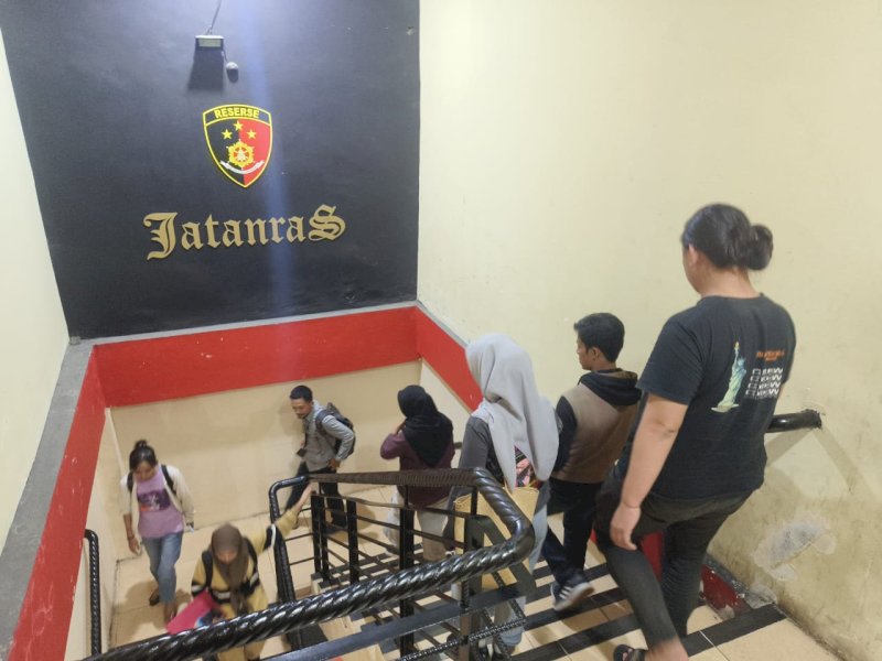 Aktivis Pers Mahasiswa Catatan Kaki (Caka) Univeritas Hasanuddin Anisa dibebaskan, ia diperiksa terkait produk pemberitaan di Catatan Kaki. @Jejakfakta/Istimewa