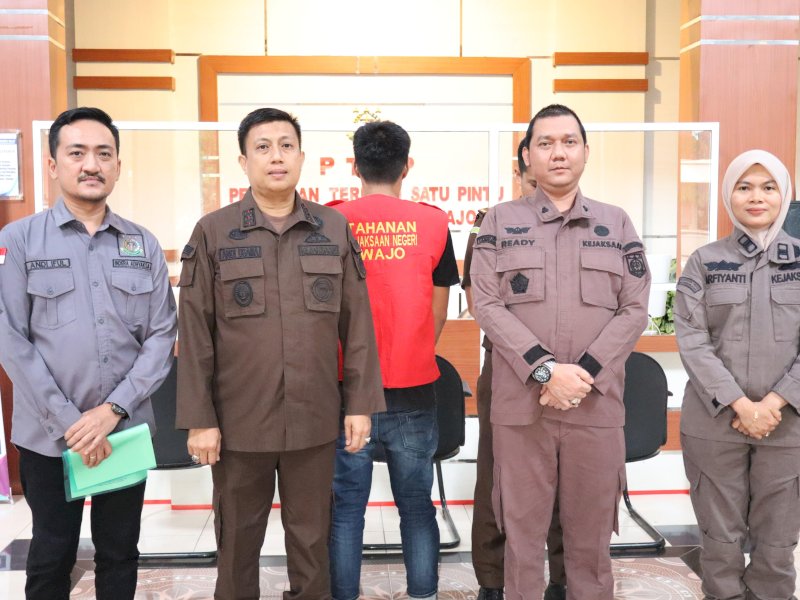  Tim Kejaksaan Negeri (Kejari) Wajo berhasil mengamankan seorang buronan berinisial T (37)  di Kecamatan Keera, Kabupaten Wajo, Kamis (5/12/2024). @Jejakfakta/Istimewa