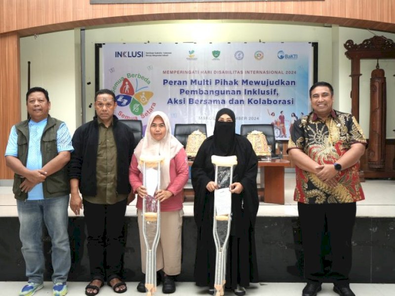 Pemkab Maros menyalurkan bantuan kepada penerima manfaat. Tongkat cangkram sebanyak 5 buah, tongkat crutch 2 buah dan Tongkat Netra 3 Buah yang diserahkan langsung Bupati Maros, Chaidir Syam. @Jejakfakta/dok.DisKominfo SP Maros