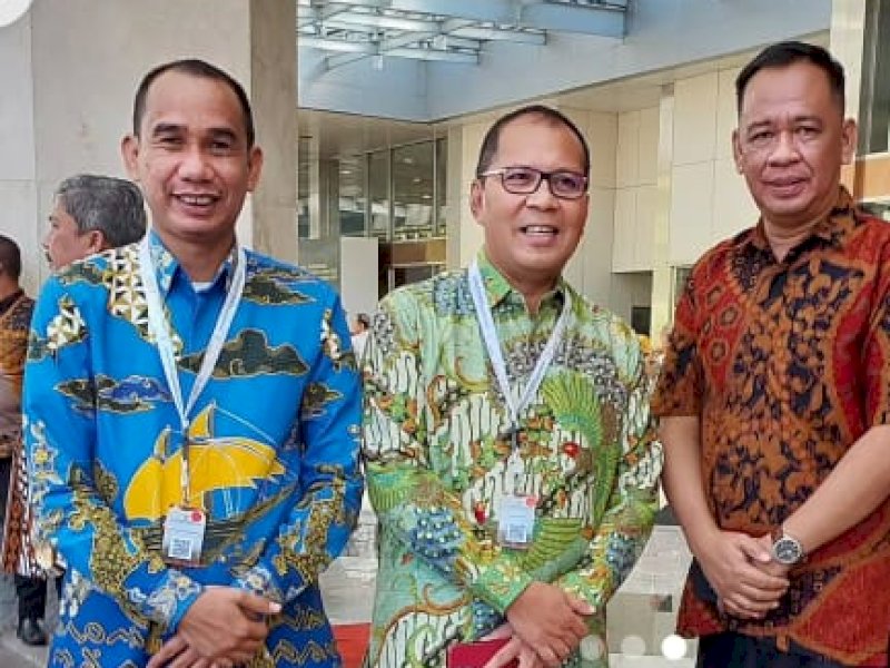 Ketua DPRD Kota Makassar Rudianto Lallo (kiri).