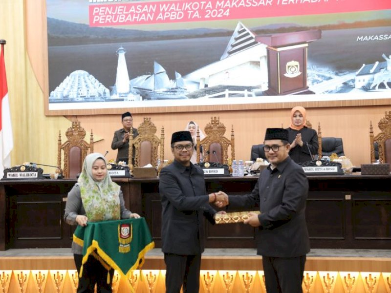 Pj Sekda Kota MakassarFirman Hamid Pagarra (tengah) menghadiri rapat paripurna sidang ke-13 masa persidangan ketiga tahun sidang 2023/2024, di Gedung DPRD Kota Makassar, Rabu (28/8/2024) malam.