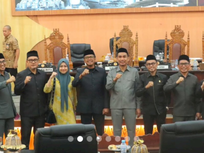 DPRD Kota Makassar, Kamis (29/8/2024), menggelar Rapat Paripurna ke-14 Masa Persidangan Ketiga Tahun Sidang 2023/2024, dengan agenda Pemandangan Umum fraksi-fraksi atas Penjelasan Wali Kota Makassar terhadap Ranperda APBD Perubahan Tahun Anggaran 2024. Hadir Pj Sekda Makassar Firman Hamid Pagarra mewakili Wali Kota Makassar Moh Ramdhan Pomanto.