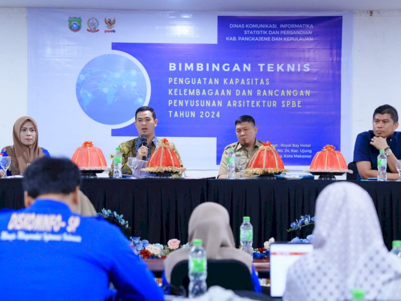 Bupati Pangkep, Muhammad Yusran Lalogau (MYL) didampingi Plt Kepala Diskominfo SP Pangkep, Abbas Hasan membuka Bimtek Penguatan kapasitas dan penyusunan arsitektur SPBE di Makassar, Senin (9/12/2024). @Jejakfakta/Istimewa