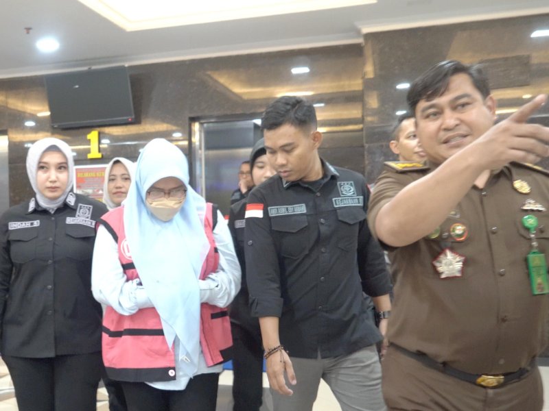 Kejaksaan Tinggi Sulawesi Selatan (Kejati Sulsel) menahan satu tersangka dalam kasus dugaan korupsi pemberian kredit pada salah bank milik BUMN di Kabupaten Takalar tahun 2020-2023, Selasa (10/12/2024).  @Jejakfakta/Istimewa