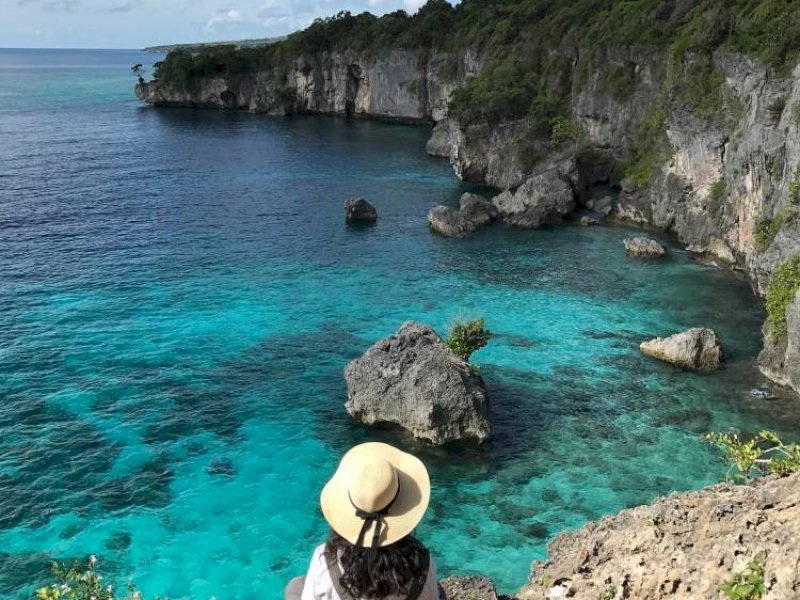 Tebing Appalarang. Objek wisata ini terletak di Desa Ara, Kecamatan Bontobahari. Di sini kamu tidak akan bertemu dengan keindahan pasir putih. Hanya ada jejeran tebing curam dan deburan ombak. @Jejakfakta/dok. Pemkab Bulukumba