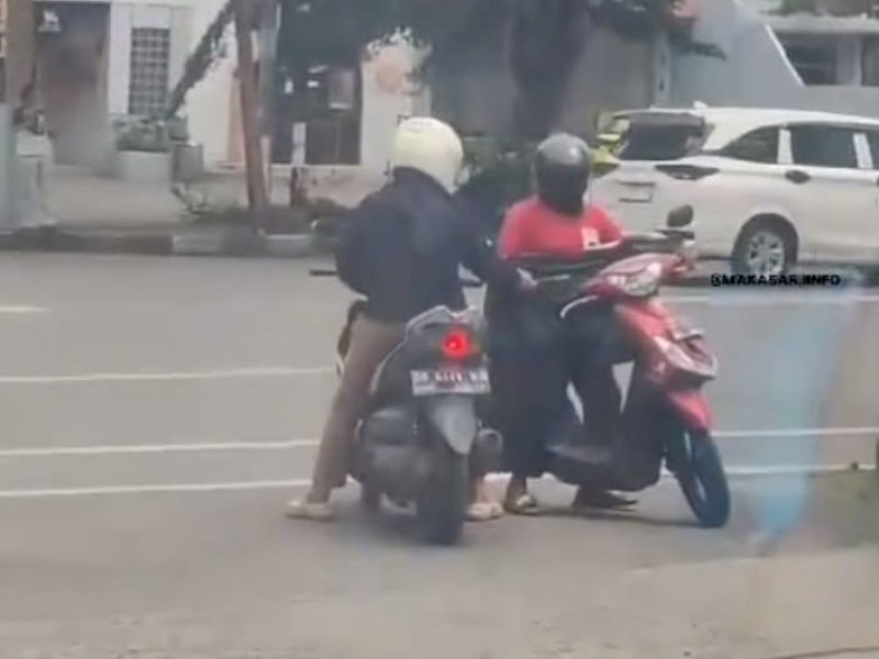 Modus baru. Pengendara sepeda motor diduga berpura-pura kehabisan bensin dan meminta uang ke pengendara lain di salah satu SPBU di Kota Makassar. @Jejakfakta/Tangkapan Layar