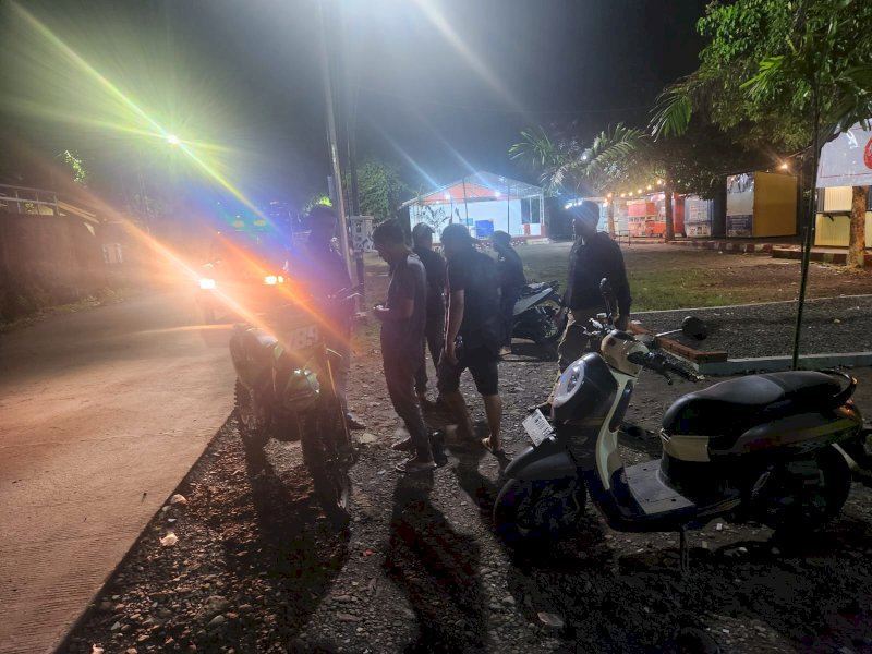 Personel Polsek Manggala mengamankan sejumlah kendaraan saat berpatroli di Jalan Puri Taman Sari, Kelurahan Borong, Kecamatan Manggala, Kota Makassar, Sabtu (14/12/2024) dini hari. @Jejakfakta/Istimewa