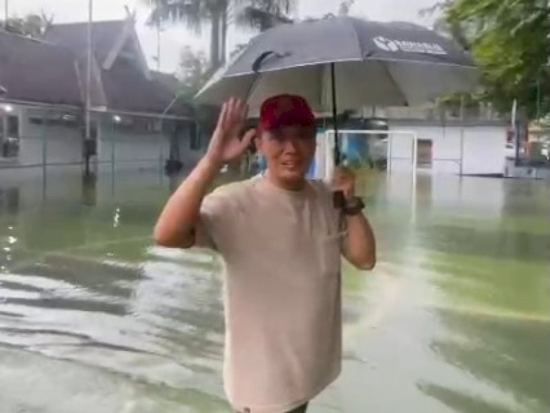 Penjabat Gubernur Sulsel, Prof. Zudan Arif Fakrulloh memperlihatkan kondisi banjir di halaman Rujab, Minggu (15/12/2024). @Jejakfakta/Tangkapan Layar