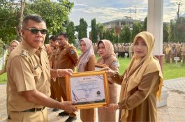 Bupati Andi Utta Serahkan Penghargaan Ombudsman ke OPD Berkinerja Baik