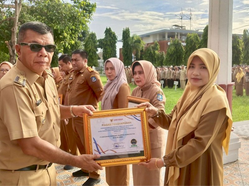 Bupati Bulukumba Andi Muchtar Ali Yusuf menyerahkan piagam penghargaan dari  Ombudsman RI kepada Puskesmas Borongrappoa mendapatkan predikat Kualitas Tinggi dengan nilai 78,94. @Jejakfakta/Istimewa
