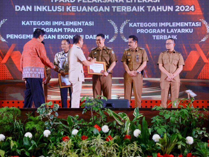 Bupati Pangkep, Muhammad Yusran Lalogau (MYL)  menerima dua penghargaan dari Tim Percepatan Akses Keuangan Daerah (TPAKD) Provinsi Sulawesi Selatan di ruang pola kantor Gubernur Sulawesi Selatan, Senin (16/12/2024). @Jejakfakta/Istimewa