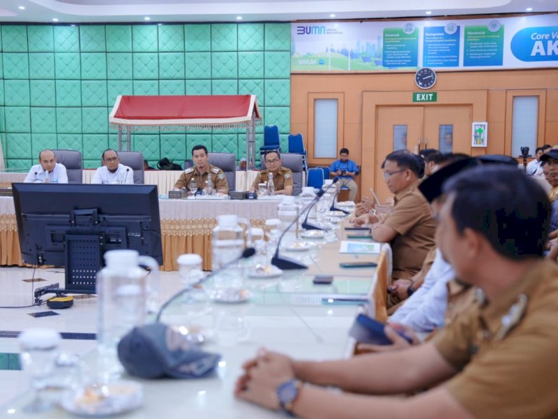 Bupati Pangkep, Muhammad Yusran Lalogau (MYL) boyong sejumlah kepala Organisasi Perangkat Daerah (OPD) dan Kepala Desa (Kades) berkunjung ke kantor Perusahaan Listrik Negara (PLN) Unit Induk Distribusi (UID) Sulsel, Sulteng dan Sulbar, di Makassar, Senin (16/12/2024). @Jejakfakta/Istimewa