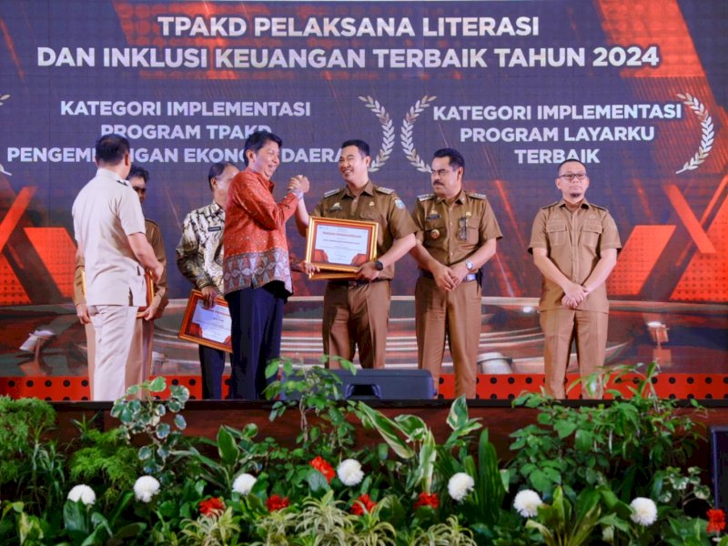 Bupati Pangkep menerima penghargaan TPAKD pelaksana literasi dan inklusi keuangan terbaik tahun 2024 di ruang pola kantor Gubernur Sulawesi  Selatan, Senin (16/12/24). @Jejakfakta/Humas Pemda Pangkep
