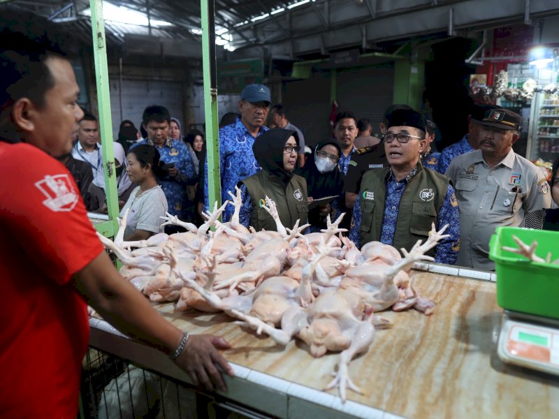 Penjabat (Pj) Sekretaris Daerah (Sekda) Kota Makassar, Irwan R.Adnan, tinjau harga pasar di dua titik, jelang hari Natal dan Tahun Baru 2024, Selasa (17/12/2024). @Jejakfakta/dok. Pemkot Makassar